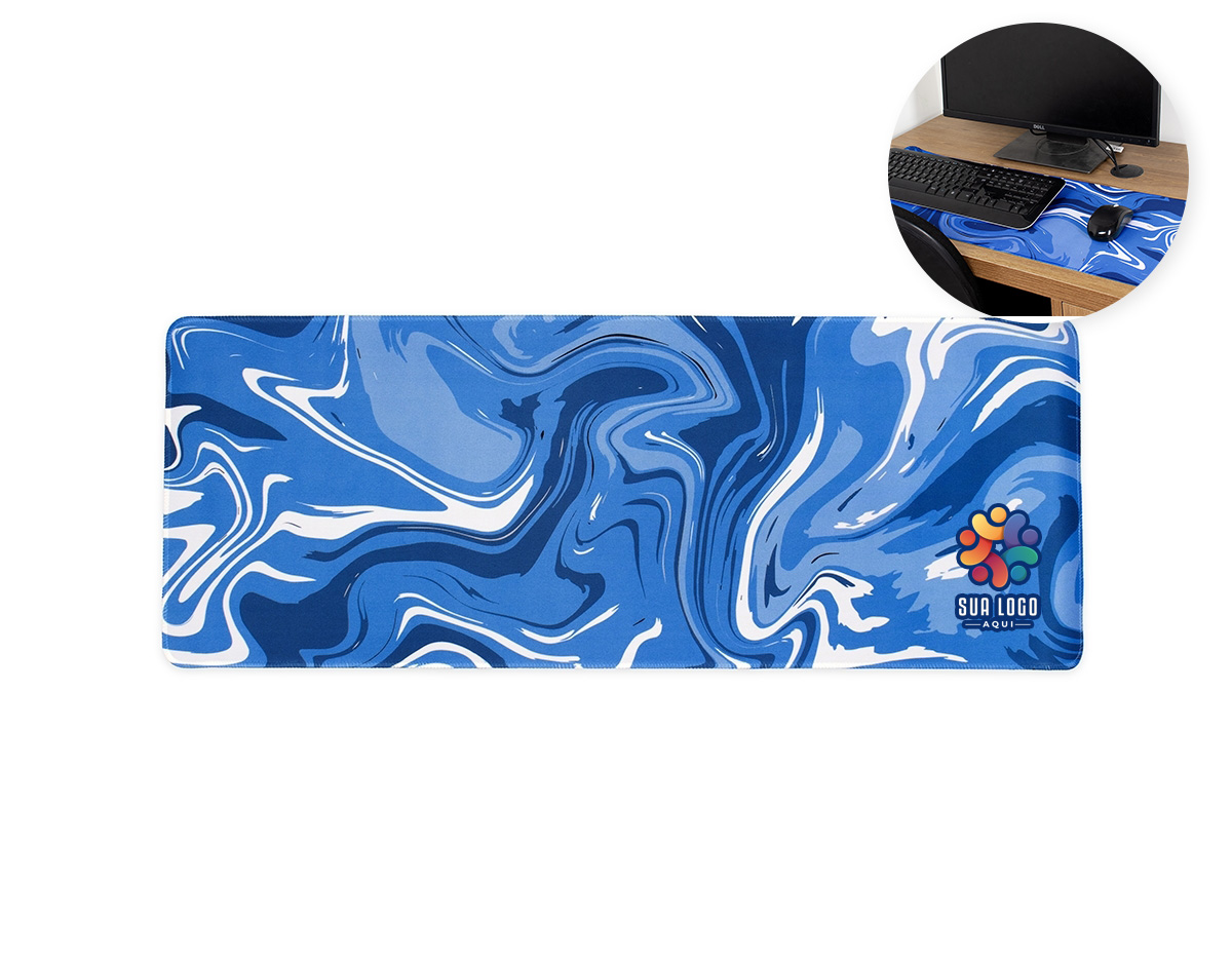 Desk pad flexível em poliéster com base em EVA antiderrapante, uma combinação que proporciona mais conforto durante o uso, além da proteção de superfícies planas.