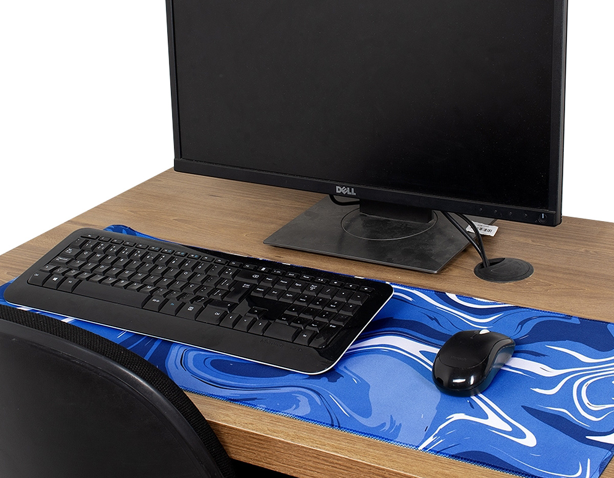 Desk pad flexível em poliéster com base em EVA antiderrapante, uma combinação que proporciona mais conforto durante o uso, além da proteção de superfícies planas.