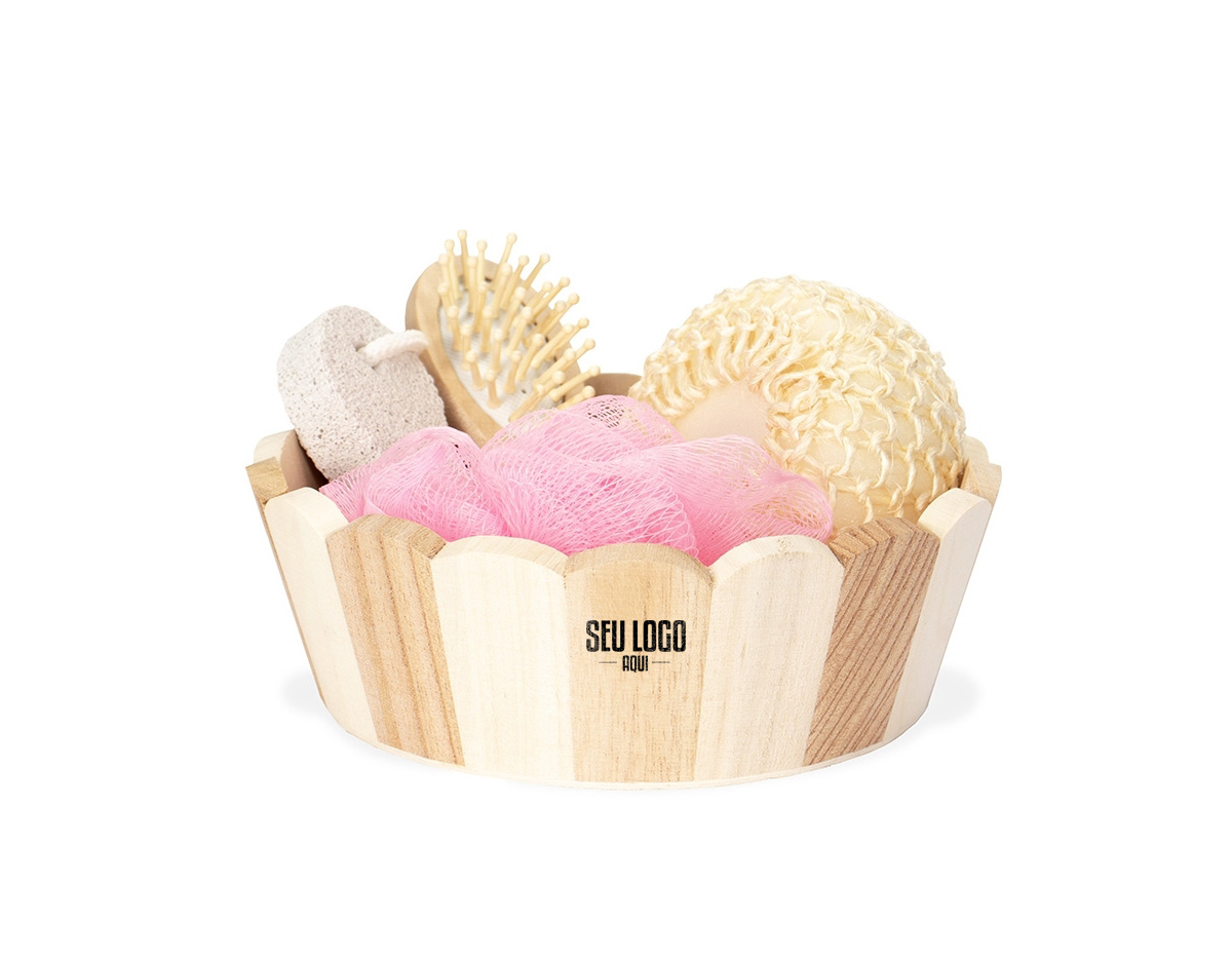 Kit banho com estilo natural, apresentado em um charmoso cesto de madeira. Inclui 4 itens essenciais para cuidados pessoais: escova de madeira com cerdas macias, pedra-pomes para esfoliação, esponja redonda e esponja de nylon. Ideal para um momento relaxante de autocuidado.