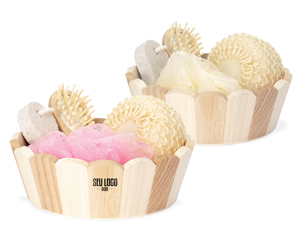 Kit banho com estilo natural, apresentado em um charmoso cesto de madeira. Inclui 4 itens essenciais para cuidados pessoais: escova de madeira com cerdas macias, pedra-pomes para esfoliação, esponja redonda e esponja de nylon. Ideal para um momento relaxante de autocuidado.