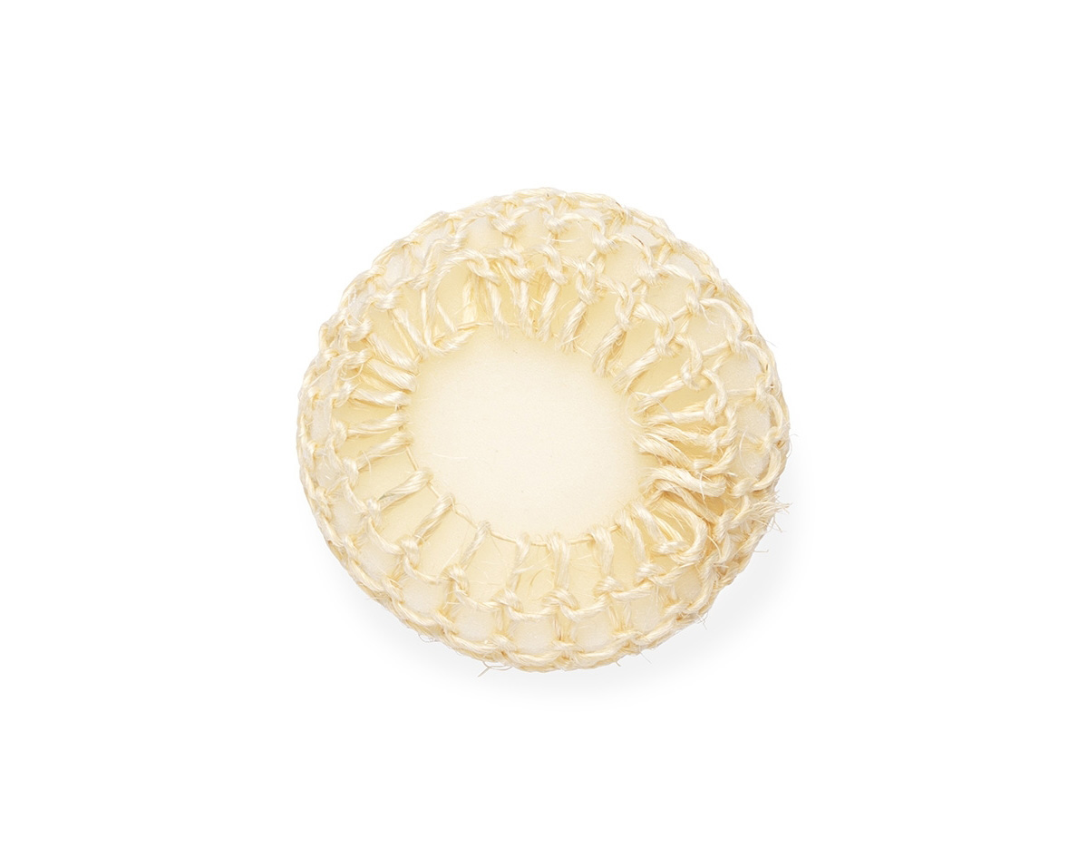 Kit banho com estilo natural, apresentado em um charmoso cesto de madeira. Inclui 4 itens essenciais para cuidados pessoais: escova de madeira com cerdas macias, pedra-pomes para esfoliação, esponja redonda e esponja de nylon. Ideal para um momento relaxante de autocuidado.