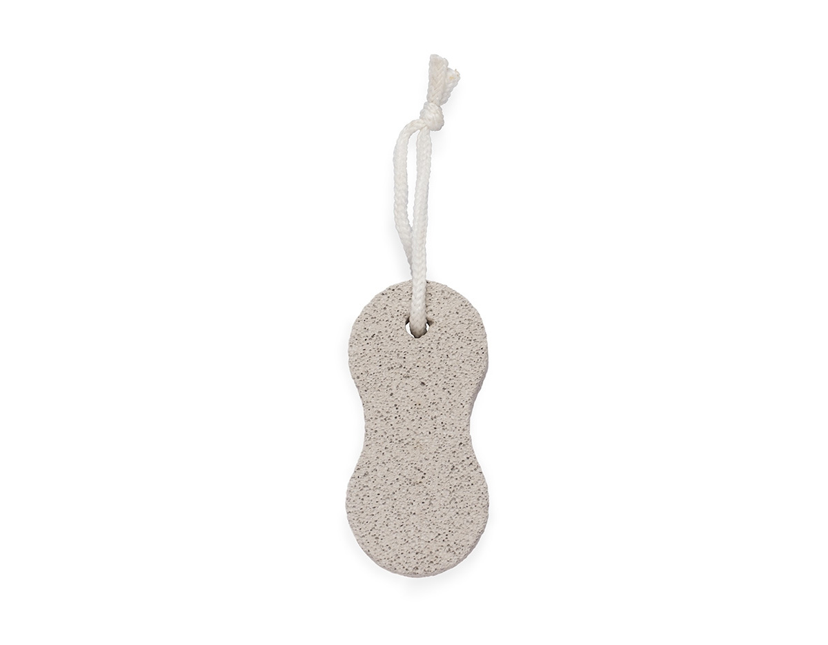 Kit banho com estilo natural, apresentado em um charmoso cesto de madeira. Inclui 4 itens essenciais para cuidados pessoais: escova de madeira com cerdas macias, pedra-pomes para esfoliação, esponja redonda e esponja de nylon. Ideal para um momento relaxante de autocuidado.