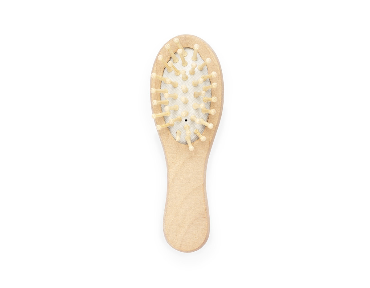 Kit banho com estilo natural, apresentado em um charmoso cesto de madeira. Inclui 4 itens essenciais para cuidados pessoais: escova de madeira com cerdas macias, pedra-pomes para esfoliação, esponja redonda e esponja de nylon. Ideal para um momento relaxante de autocuidado.