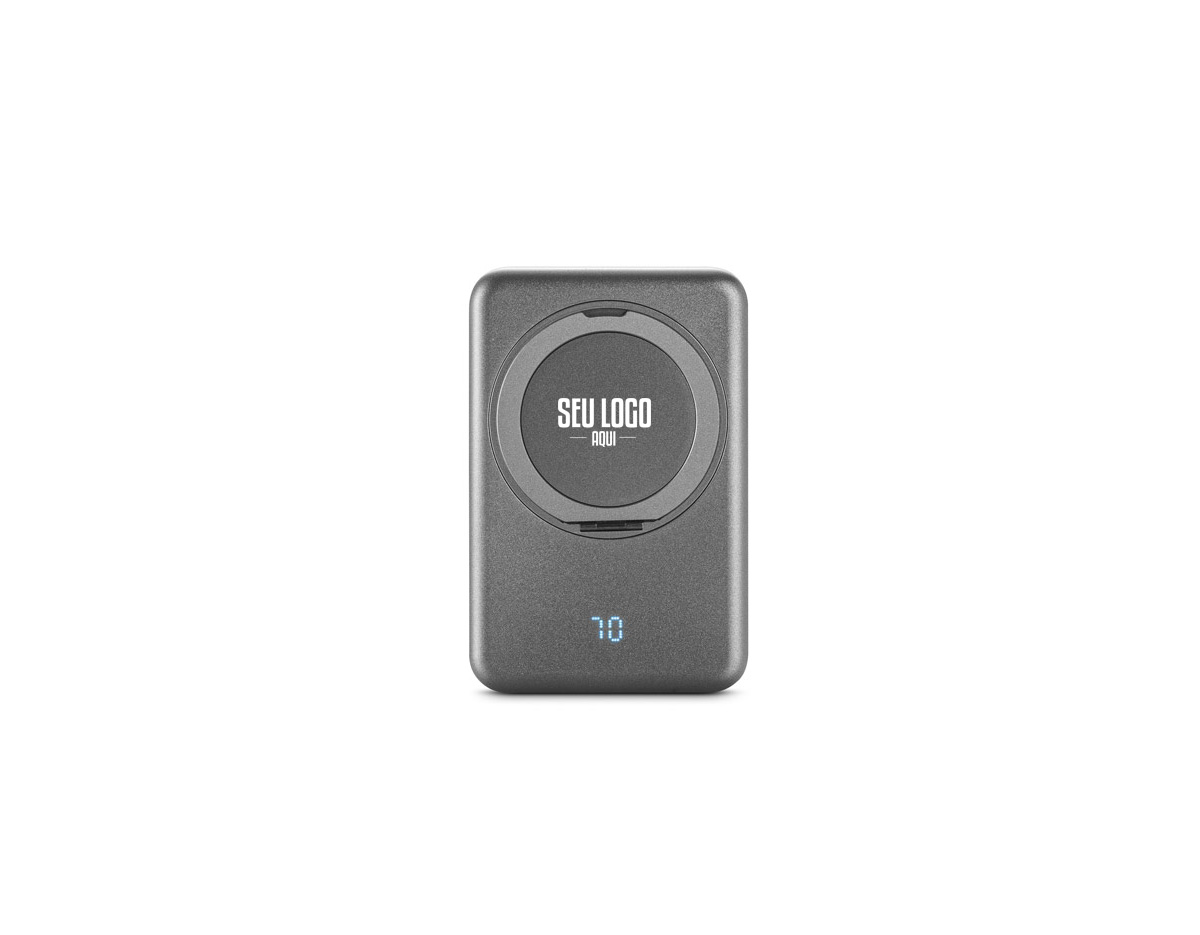 Bateria portátil magnética em ABS 100% reciclado, com carregador wireless super-rápido. Graças à capacidade magnética e carregamento sem fios, é fácil de fixar ao seu dispositivo móvel. A argola de suporte permite adaptar a posição para colocar o dispositivo móvel na vertical ou horizontal e ajustar a inclinação. Apresenta uma capacidade de 10.000 mAh, duas portas de entrada/saída USB-C com carregamento rápido PD 20W e potência máxima de 15W para carregamento super-rápido sem fios. Compatível com dispositivos móveis com tecnologia de carregamento sem fios. Incluso um cabo de carregamento rápido de saída dupla USB-A/USB-C e um grip magnético extra para os smartphones que não têm a função magnética.