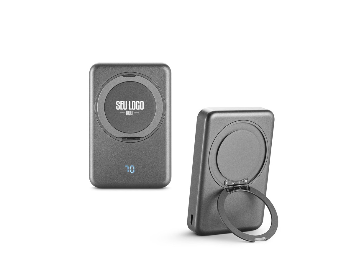 Bateria portátil magnética em ABS 100% reciclado, com carregador wireless super-rápido. Graças à capacidade magnética e carregamento sem fios, é fácil de fixar ao seu dispositivo móvel. A argola de suporte permite adaptar a posição para colocar o dispositivo móvel na vertical ou horizontal e ajustar a inclinação. Apresenta uma capacidade de 10.000 mAh, duas portas de entrada/saída USB-C com carregamento rápido PD 20W e potência máxima de 15W para carregamento super-rápido sem fios. Compatível com dispositivos móveis com tecnologia de carregamento sem fios. Incluso um cabo de carregamento rápido de saída dupla USB-A/USB-C e um grip magnético extra para os smartphones que não têm a função magnética.