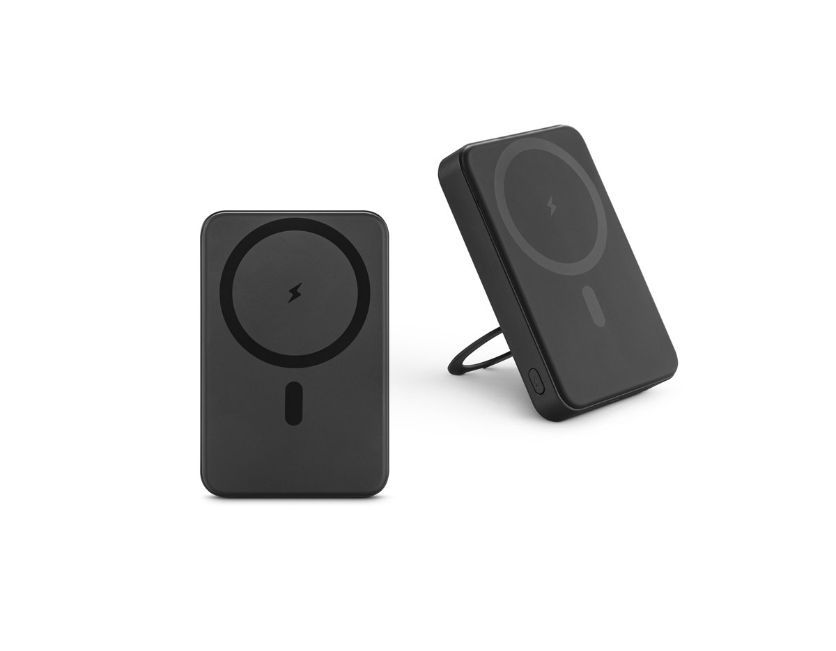 Bateria portátil magnética em ABS 100% reciclado, com carregador wireless super-rápido. Graças à capacidade magnética e carregamento sem fios, é fácil de fixar ao seu dispositivo móvel. A argola de suporte permite adaptar a posição para colocar o dispositivo móvel na vertical ou horizontal e ajustar a inclinação. Apresenta uma capacidade de 10.000 mAh, duas portas de entrada/saída USB-C com carregamento rápido PD 20W e potência máxima de 15W para carregamento super-rápido sem fios. Compatível com dispositivos móveis com tecnologia de carregamento sem fios. Incluso um cabo de carregamento rápido de saída dupla USB-A/USB-C e um grip magnético extra para os smartphones que não têm a função magnética.