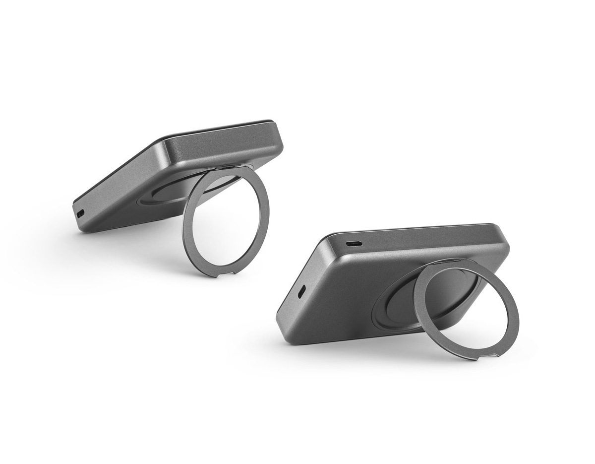 Bateria portátil magnética em ABS 100% reciclado, com carregador wireless super-rápido. Graças à capacidade magnética e carregamento sem fios, é fácil de fixar ao seu dispositivo móvel. A argola de suporte permite adaptar a posição para colocar o dispositivo móvel na vertical ou horizontal e ajustar a inclinação. Apresenta uma capacidade de 10.000 mAh, duas portas de entrada/saída USB-C com carregamento rápido PD 20W e potência máxima de 15W para carregamento super-rápido sem fios. Compatível com dispositivos móveis com tecnologia de carregamento sem fios. Incluso um cabo de carregamento rápido de saída dupla USB-A/USB-C e um grip magnético extra para os smartphones que não têm a função magnética.