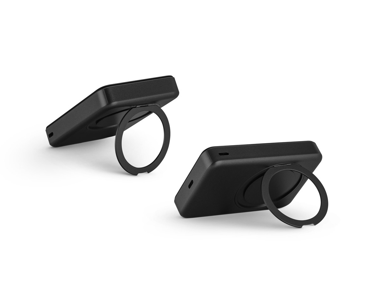 Bateria portátil magnética em ABS 100% reciclado, com carregador wireless super-rápido. Graças à capacidade magnética e carregamento sem fios, é fácil de fixar ao seu dispositivo móvel. A argola de suporte permite adaptar a posição para colocar o dispositivo móvel na vertical ou horizontal e ajustar a inclinação. Apresenta uma capacidade de 10.000 mAh, duas portas de entrada/saída USB-C com carregamento rápido PD 20W e potência máxima de 15W para carregamento super-rápido sem fios. Compatível com dispositivos móveis com tecnologia de carregamento sem fios. Incluso um cabo de carregamento rápido de saída dupla USB-A/USB-C e um grip magnético extra para os smartphones que não têm a função magnética.