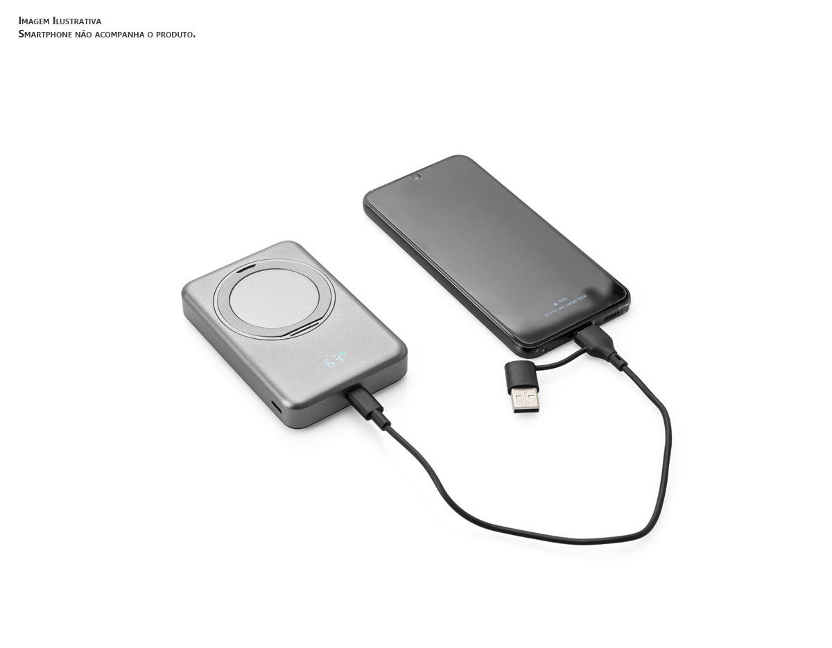 Bateria portátil magnética em ABS 100% reciclado, com carregador wireless super-rápido. Graças à capacidade magnética e carregamento sem fios, é fácil de fixar ao seu dispositivo móvel. A argola de suporte permite adaptar a posição para colocar o dispositivo móvel na vertical ou horizontal e ajustar a inclinação. Apresenta uma capacidade de 10.000 mAh, duas portas de entrada/saída USB-C com carregamento rápido PD 20W e potência máxima de 15W para carregamento super-rápido sem fios. Compatível com dispositivos móveis com tecnologia de carregamento sem fios. Incluso um cabo de carregamento rápido de saída dupla USB-A/USB-C e um grip magnético extra para os smartphones que não têm a função magnética.