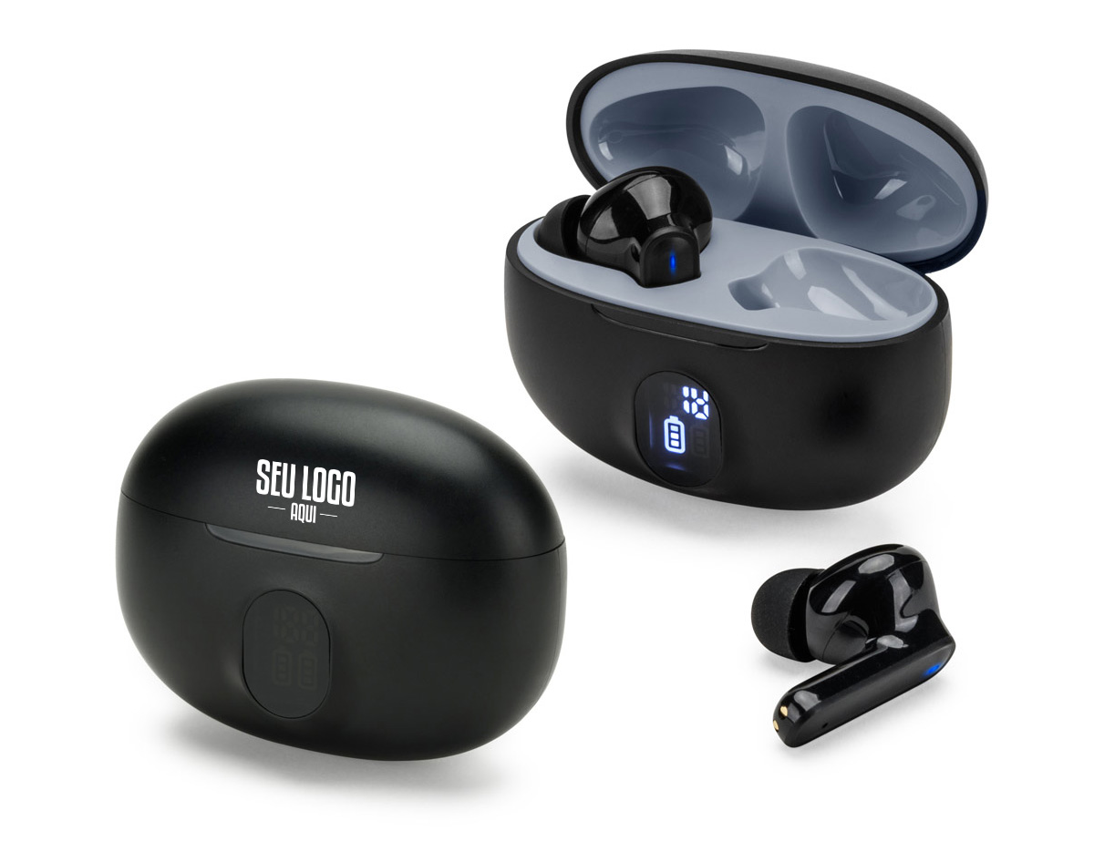 Fones de ouvido wireless em ABS 100% reciclado, com transmissão BT v5.4. A caixa de carregamento tem uma tela digital que mostra o nível de carga e tem uma capacidade de 200 mAh, oferecendo uma autonomia, aproximada, de 4h. Os fones de ouvido permitem atender chamadas, controlar o volume e a playlist do dispositivo móvel. Incluso um cabo de carregamento USB-C