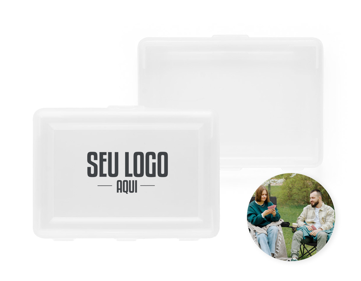 Baralho com 54 cartas em papel plastificado, ideal para jogos duradouros e resistentes ao uso frequente. Fornecido em caixa rígida que garante proteção e facilidade no transporte. Um brinde clássico, versátil e divertido, perfeito para campanhas promocionais, eventos corporativos ou ações que valorizam entretenimento com estilo e praticidade.