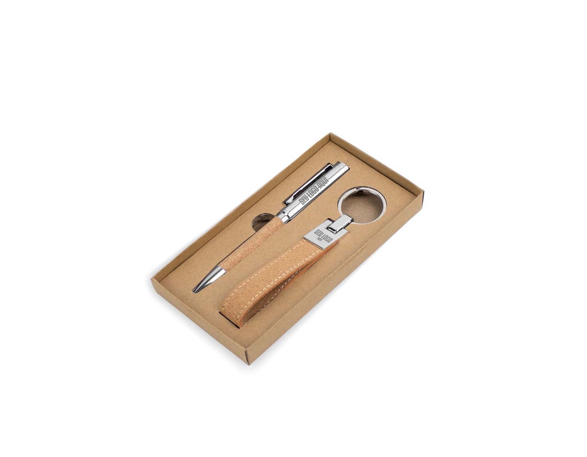 Conjunto elegante composto por uma caneta esferográfica e um chaveiro, ambos confeccionados em metal e cortiça, combinando sofisticação e sustentabilidade. A caneta possui mecanismo twist, clipe metálico e carga azul. Acompanha caixa para presente em papel kraft reciclado. Por se tratar de materiais naturais, a cor e a impressão podem variar de peça para peça.