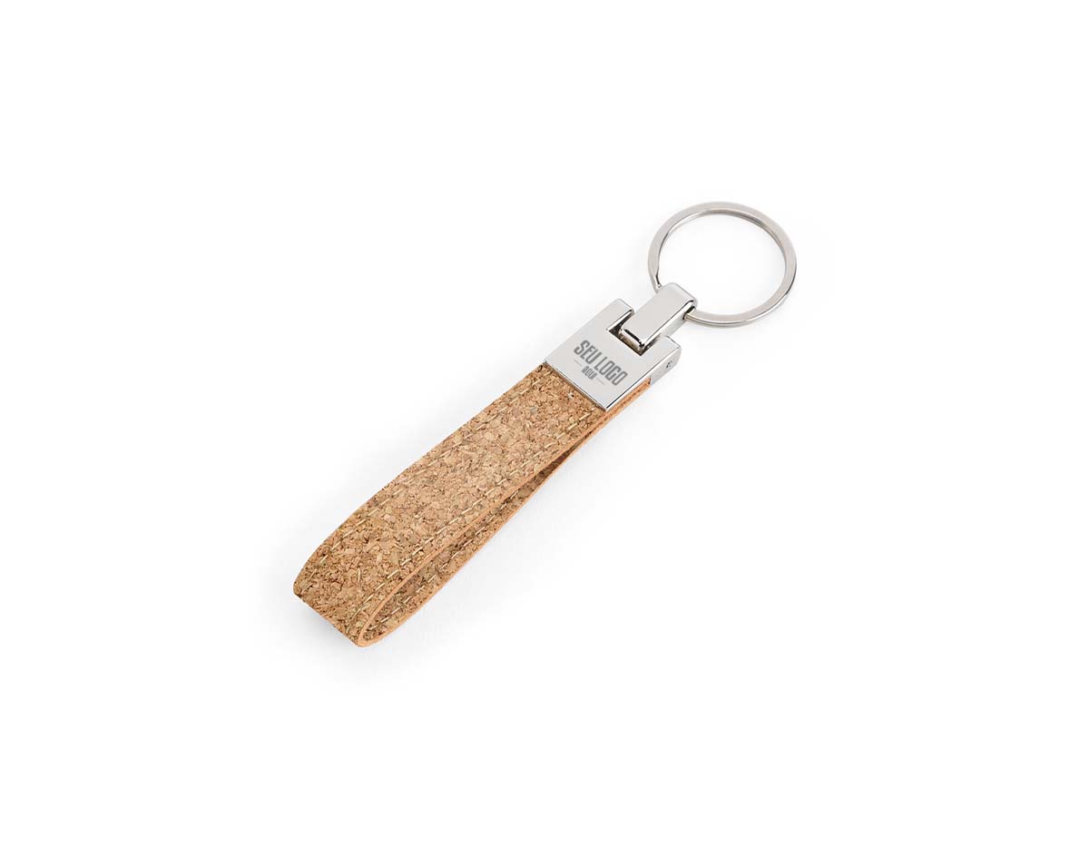 Conjunto elegante composto por uma caneta esferográfica e um chaveiro, ambos confeccionados em metal e cortiça, combinando sofisticação e sustentabilidade. A caneta possui mecanismo twist, clipe metálico e carga azul. Acompanha caixa para presente em papel kraft reciclado. Por se tratar de materiais naturais, a cor e a impressão podem variar de peça para peça.