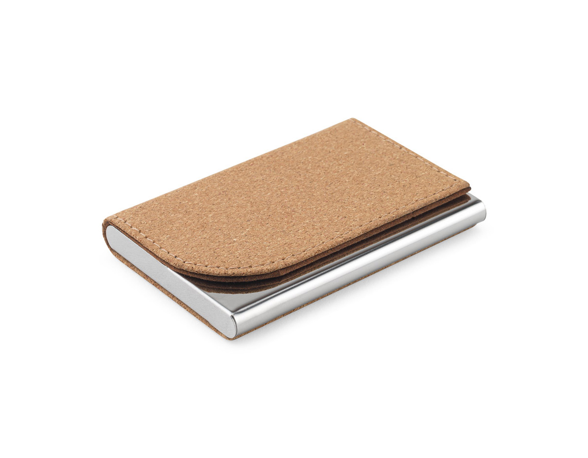 Conjunto composto por porta-cartões e chaveiro, ambos fabricados em metal e cortiça, unindo durabilidade e estilo sustentável. O porta-cartões possui capacidade para até 7 cartões, ideal para organização prática no dia a dia.