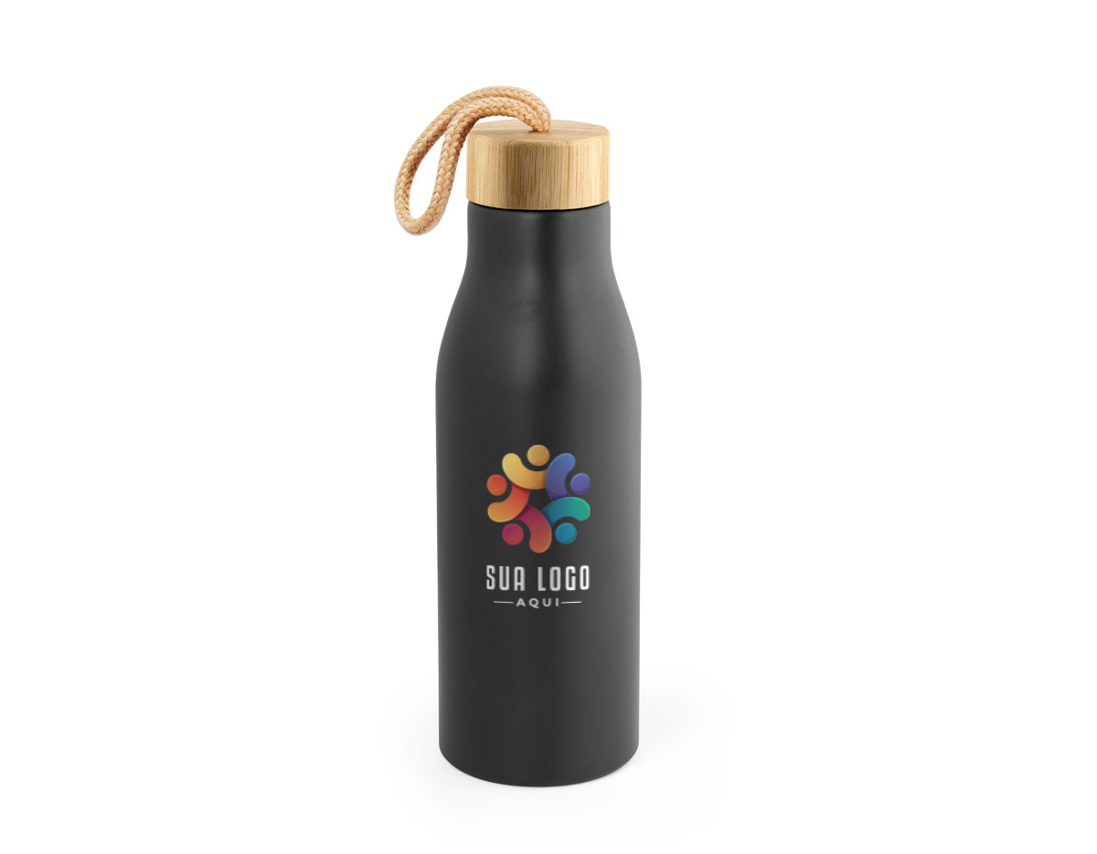Squeeze em aço inox 90% reciclado, com parede simples e acabamento fosco. A tampa em bambu possui alça integrada para facilitar o transporte. Capacidade de até 570 ml, ideal para manter a hidratação com sustentabilidade e praticidade.