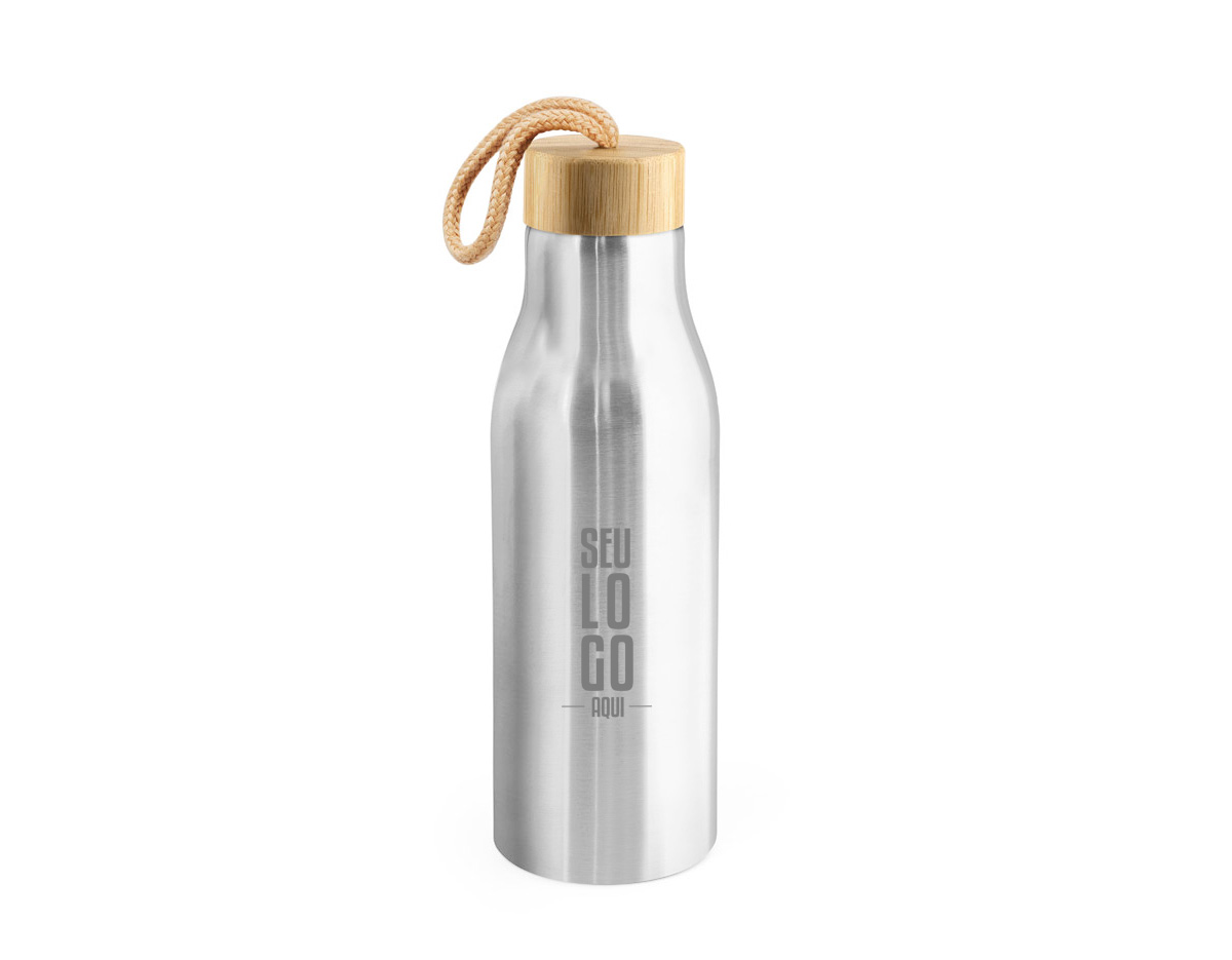 Squeeze em aço inox 90% reciclado, com parede simples e acabamento fosco. A tampa em bambu possui alça integrada para facilitar o transporte. Capacidade de até 570 ml, ideal para manter a hidratação com sustentabilidade e praticidade.
