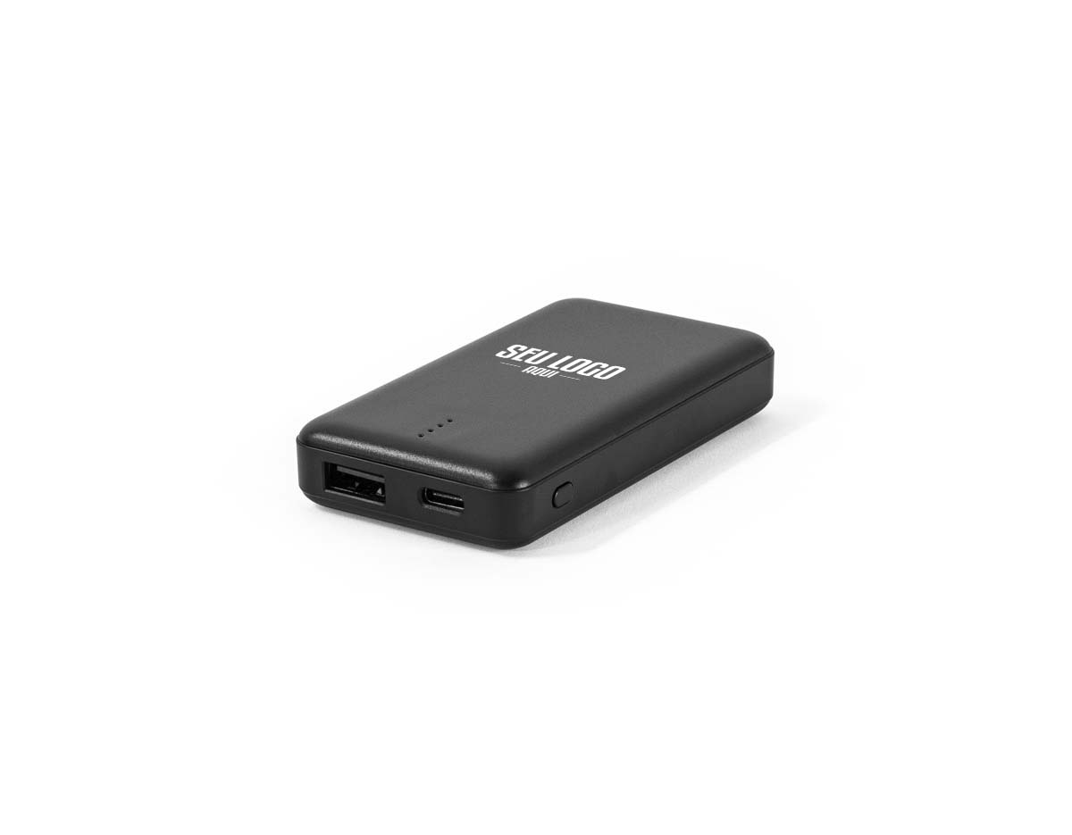 Bateria portátil compacta e leve, confeccionada em ABS 100% reciclado. Com capacidade de 4.000 mAh, possui indicador de nível de carga, uma porta de entrada USB-C e uma porta de saída USB-A. Acompanha cabo USB-C para carregamento. Ideal para garantir energia extra em situações de emergência.