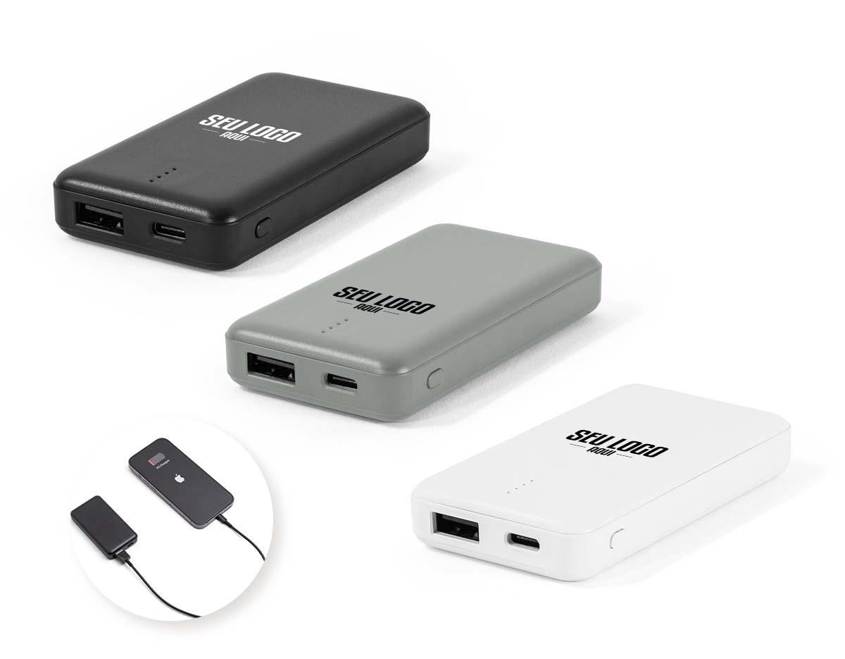 Bateria portátil compacta e leve, confeccionada em ABS 100% reciclado. Com capacidade de 4.000 mAh, possui indicador de nível de carga, uma porta de entrada USB-C e uma porta de saída USB-A. Acompanha cabo USB-C para carregamento. Ideal para garantir energia extra em situações de emergência.