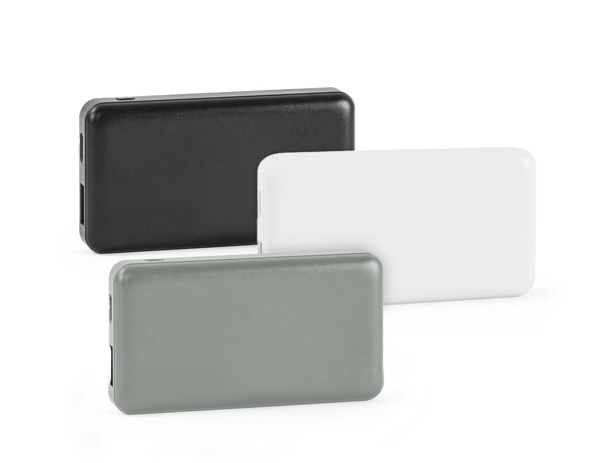 Bateria portátil compacta e leve, confeccionada em ABS 100% reciclado. Com capacidade de 4.000 mAh, possui indicador de nível de carga, uma porta de entrada USB-C e uma porta de saída USB-A. Acompanha cabo USB-C para carregamento. Ideal para garantir energia extra em situações de emergência.
