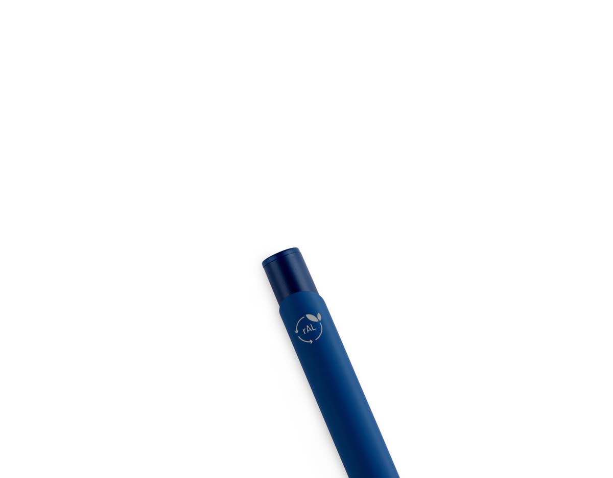 Esferográfica fabricada em alumínio 100% reciclado, com acabamento em borracha que proporciona conforto e firmeza ao escrever. Sustentável e funcional, conta com carga azul de alto desempenho, com alcance de até 1,5 km. Uma escolha responsável, elegante e eficiente para o dia a dia.