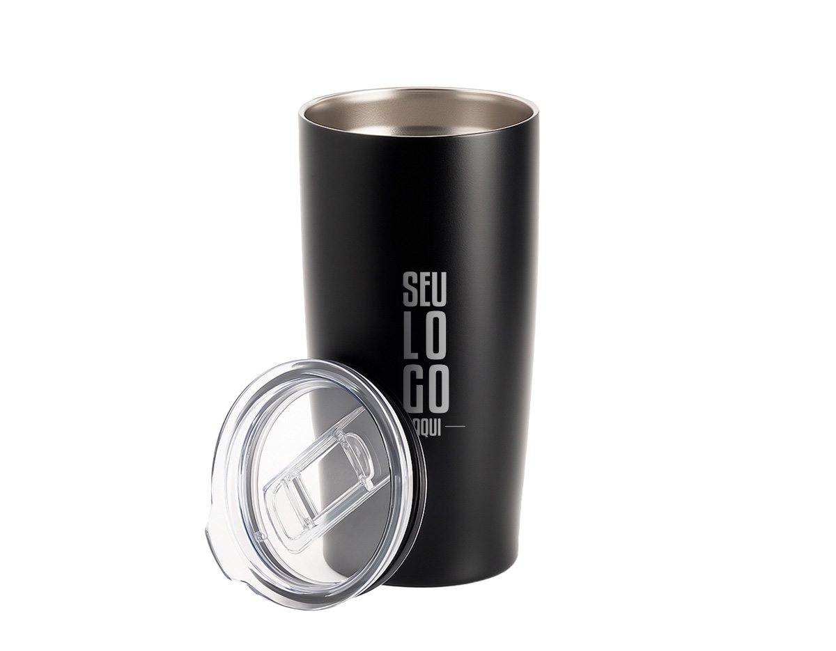 Copo térmico feito em aço inox com capacidade de até 590ml. Apresenta construção em parede dupla e tampa de plástico com vedação a vácuo e bocal com trava de segurança, ajudando a manter a temperatura de líquidos conservada por mais tempo. Além disso, conta ainda com base emborrachada antiderrapante.