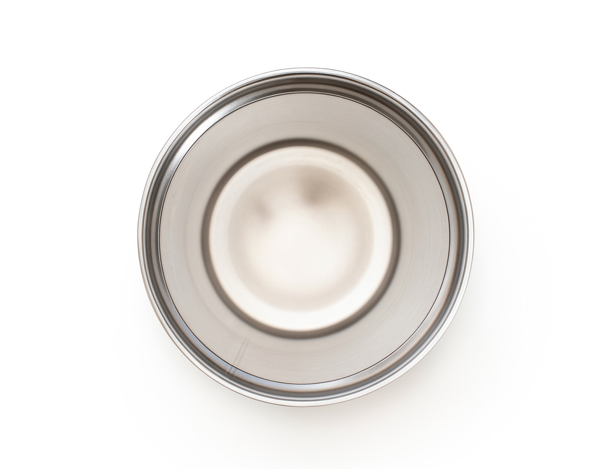 Copo térmico feito em aço inox com capacidade de até 590ml. Apresenta construção em parede dupla e tampa de plástico com vedação a vácuo e bocal com trava de segurança, ajudando a manter a temperatura de líquidos conservada por mais tempo. Além disso, conta ainda com base emborrachada antiderrapante.
