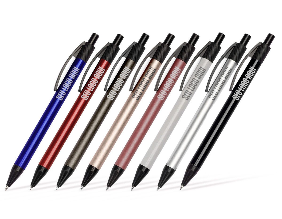 Caneta com corpo metálico, ponteira e clip em plástico. Possui acionamento por clique e carga esferográfica azul de 1.0mm, oferecendo uma escrita suave e precisa com pegada leve e confortável para o uso diário.