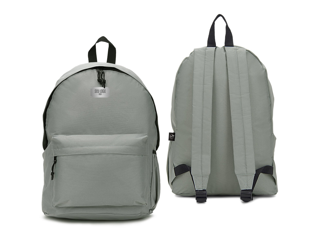 Mochila em poliéster reciclado 600D com forro 210D, ideal para ações sustentáveis. Conta com compartimento principal amplo, bolso frontal, bolso lateral para squeeze e alça superior em webbing. Capacidade de até 18L. Brinde corporativo funcional e com apelo ecológico.