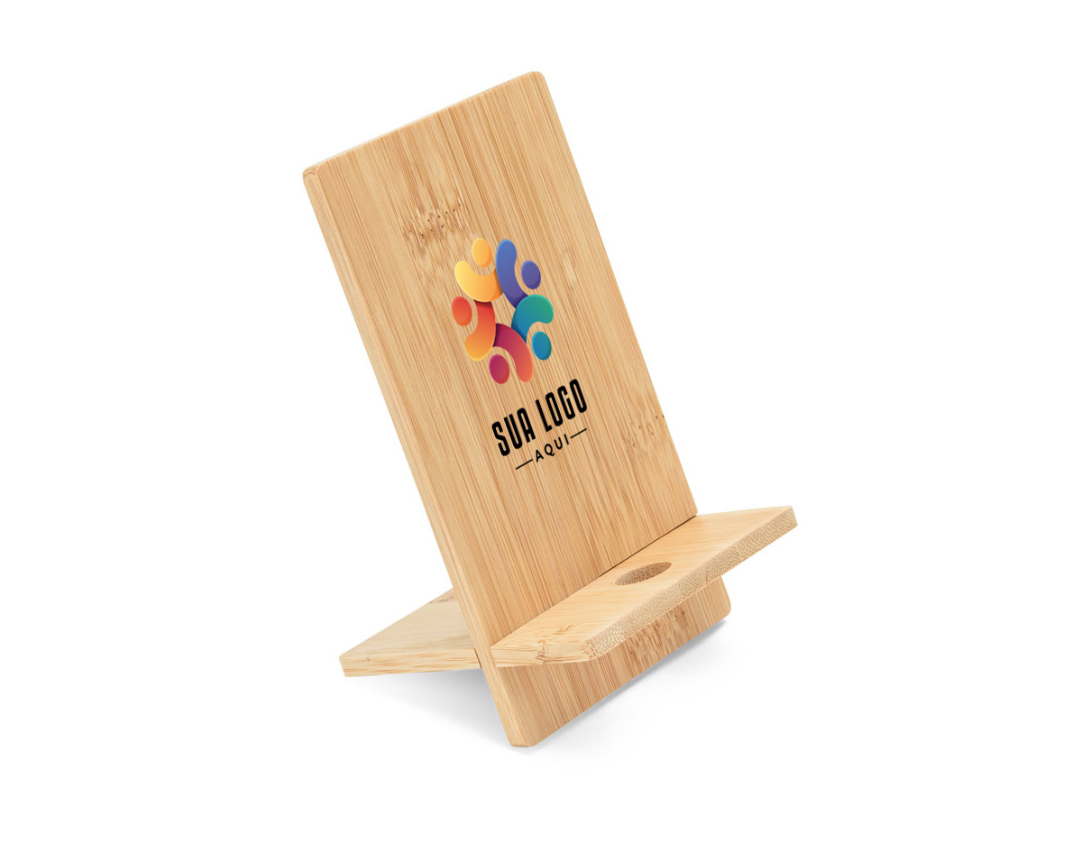 Suporte para celular em bambu, desmontável em duas partes, ideal para uso em mesas e escritórios. Possui orifício que permite carregar o aparelho enquanto está apoiado. Um brinde corporativo funcional, elegante e com apelo ecológico.