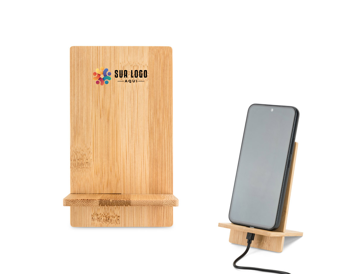 Suporte para celular em bambu, desmontável em duas partes, ideal para uso em mesas e escritórios. Possui orifício que permite carregar o aparelho enquanto está apoiado. Um brinde corporativo funcional, elegante e com apelo ecológico.