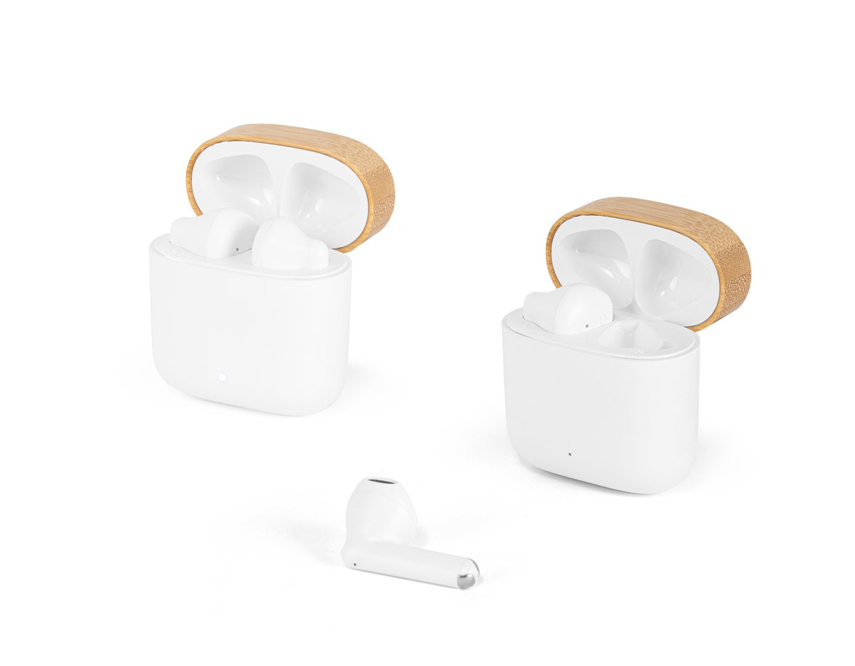 Fones de ouvido wireless em ABS 100% reciclado e caixa com tampa em bambu, com transmissão BT v5.3. A caixa de carregamento tem uma bateria de 300 mAh que permite carregar os fones, aproximadamente, 3 vezes com uma única carga, oferecendo uma autonomia, aproximada, de 5h. Permitem atender chamadas, controlar o volume e a playlist do dispositivo móvel. Incluso um cabo de carregamento USB-C em TPE 100% reciclado.