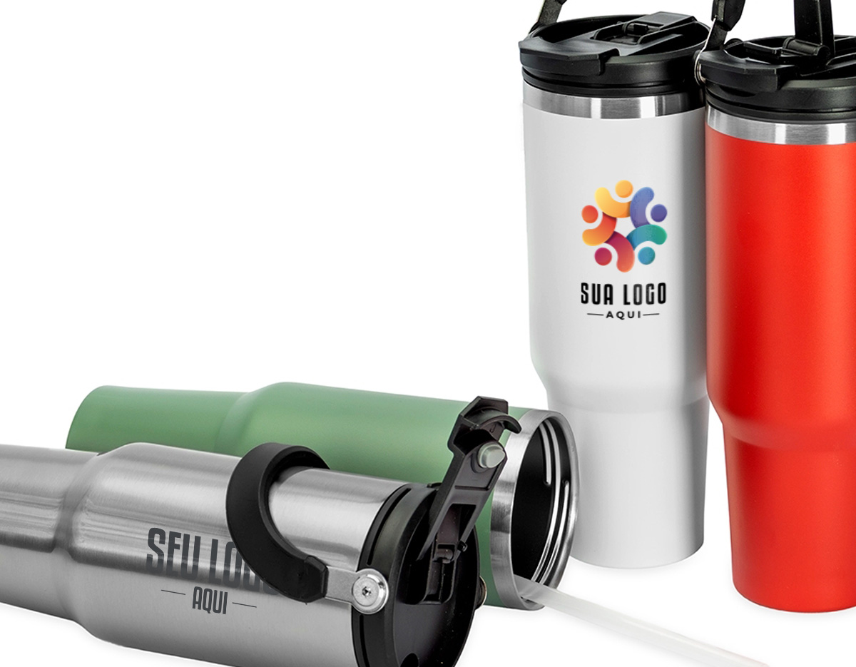 Copo térmico em inox com 1,25L, ideal para manter bebidas na temperatura ideal por mais tempo graças à parede dupla e vedação a vácuo. Tampa rosqueável, canudo removível e alça de transporte em inox com revestimento plástico completam este brinde corporativo robusto e funcional.