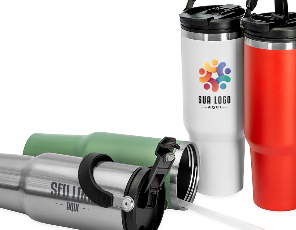 Copo térmico em inox com 1,25L, ideal para manter bebidas na temperatura ideal por mais tempo graças à parede dupla e vedação a vácuo. Tampa rosqueável, canudo removível e alça de transporte em inox com revestimento plástico completam este brinde corporativo robusto e funcional.