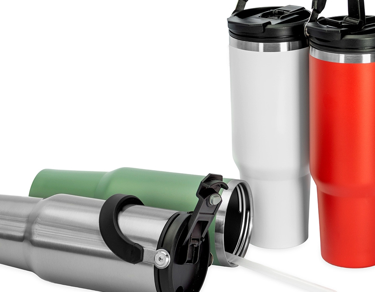 Copo térmico em inox com 1,25L, ideal para manter bebidas na temperatura ideal por mais tempo graças à parede dupla e vedação a vácuo. Tampa rosqueável, canudo removível e alça de transporte em inox com revestimento plástico completam este brinde corporativo robusto e funcional.