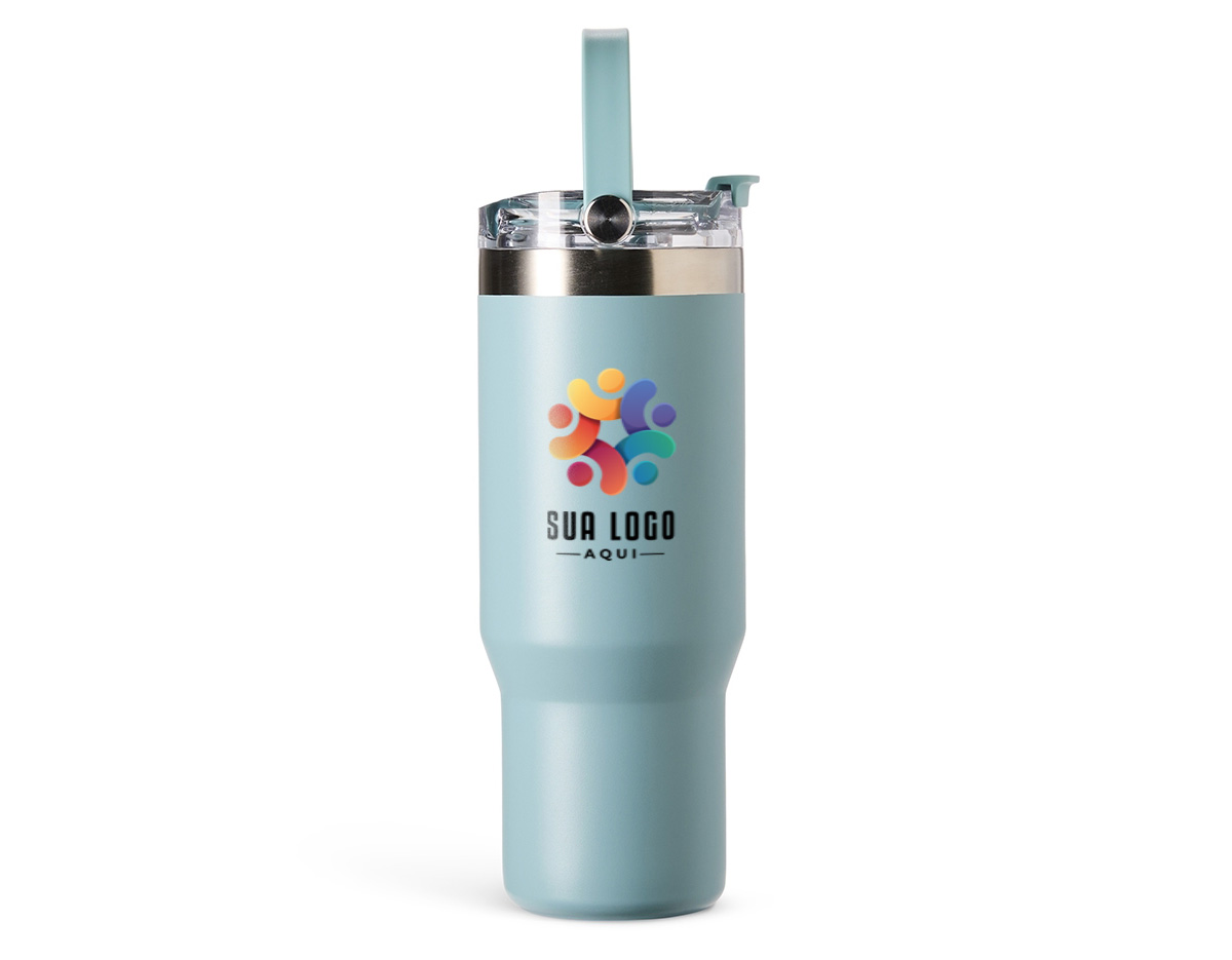 Copo térmico em aço inox com capacidade de até 900ml. Apresenta construção em parede dupla, tampa rosqueável plástica com vedação a vácuo e tampa adicional com proteção para o bocal, o que permite a conservação da temperatura de líquidos por mais tempo. Conta ainda com bico flip, canudo plástico interno removível e alça para transporte. Sua pintura eletrostática confere uma cor duradoura e um acabamento de alta qualidade.