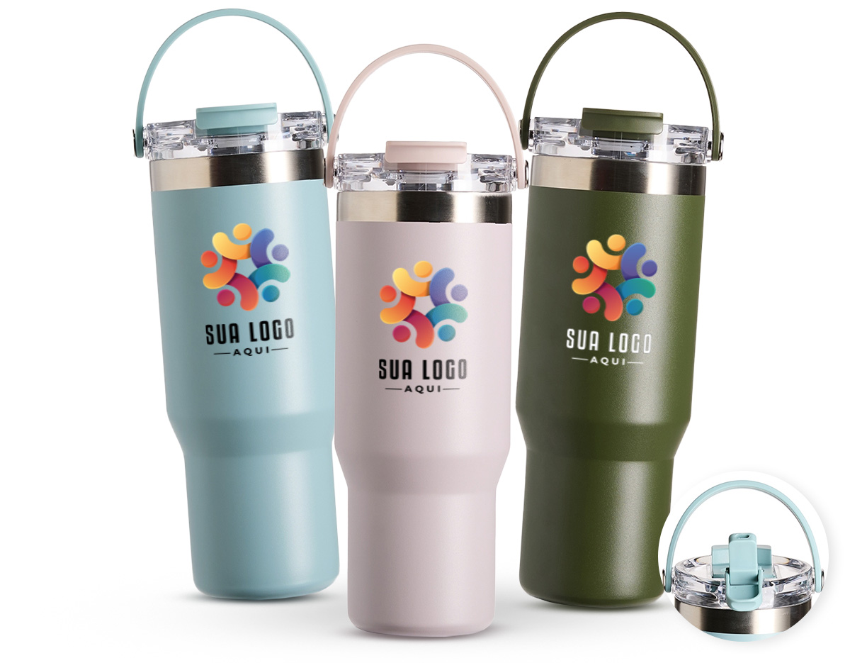 Copo térmico em aço inox com capacidade de até 900ml. Apresenta construção em parede dupla, tampa rosqueável plástica com vedação a vácuo e tampa adicional com proteção para o bocal, o que permite a conservação da temperatura de líquidos por mais tempo. Conta ainda com bico flip, canudo plástico interno removível e alça para transporte. Sua pintura eletrostática confere uma cor duradoura e um acabamento de alta qualidade.