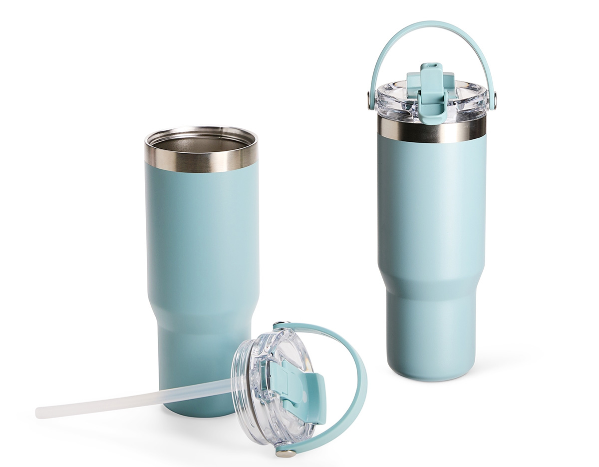 Copo térmico em aço inox com capacidade de até 900ml. Apresenta construção em parede dupla, tampa rosqueável plástica com vedação a vácuo e tampa adicional com proteção para o bocal, o que permite a conservação da temperatura de líquidos por mais tempo. Conta ainda com bico flip, canudo plástico interno removível e alça para transporte. Sua pintura eletrostática confere uma cor duradoura e um acabamento de alta qualidade.