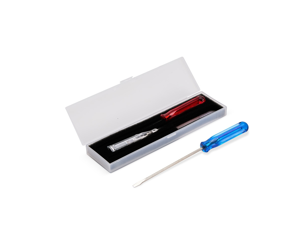 Kit ferramentas com três chaves de cabo plástico, haste e ponta metálicas. Contém chave de fenda, chave Phillips e chave de teste. Acompanha estojo plástico com espuma removível para acomodar as ferramentas.