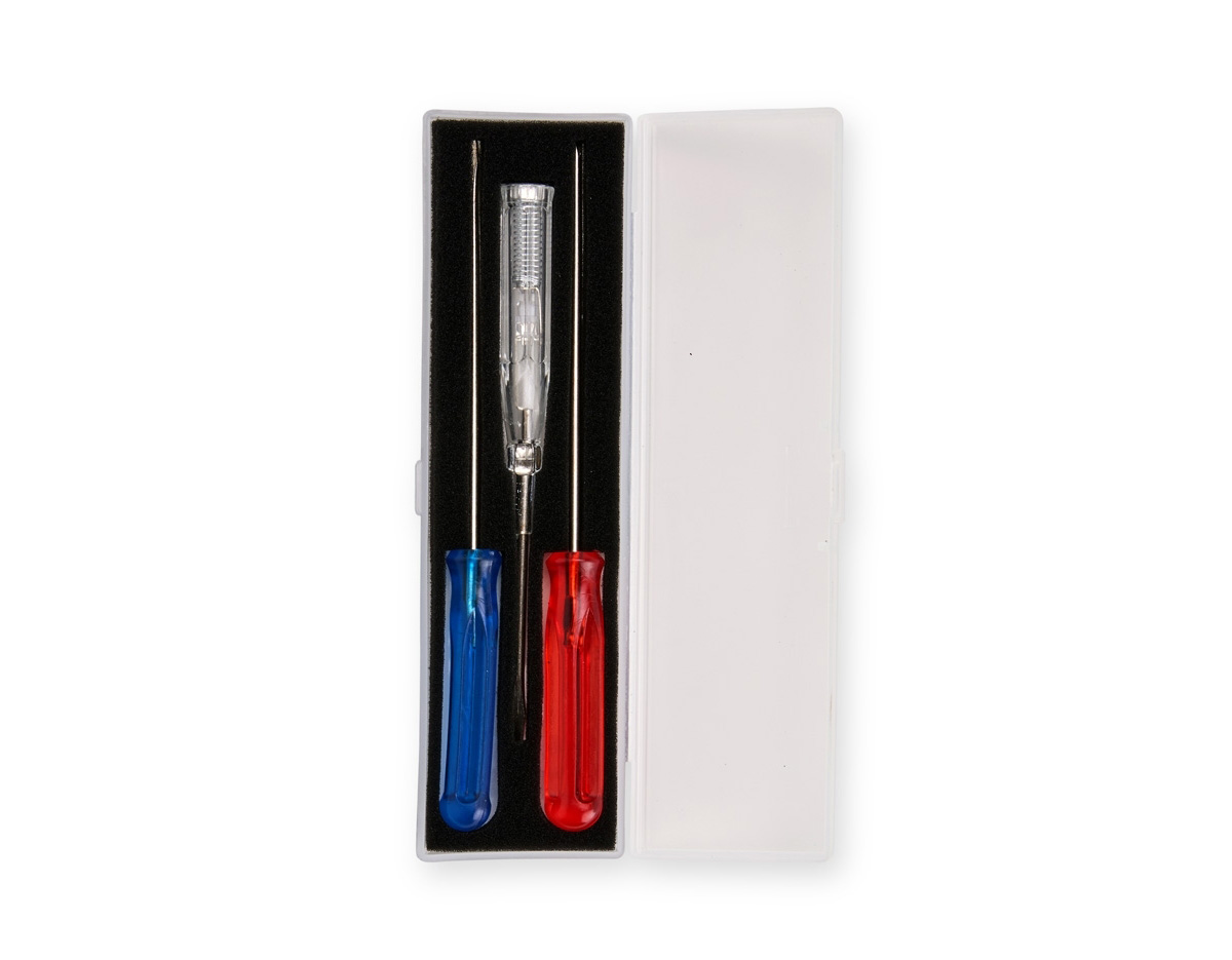 Kit ferramentas com três chaves de cabo plástico, haste e ponta metálicas. Contém chave de fenda, chave Phillips e chave de teste. Acompanha estojo plástico com espuma removível para acomodar as ferramentas.