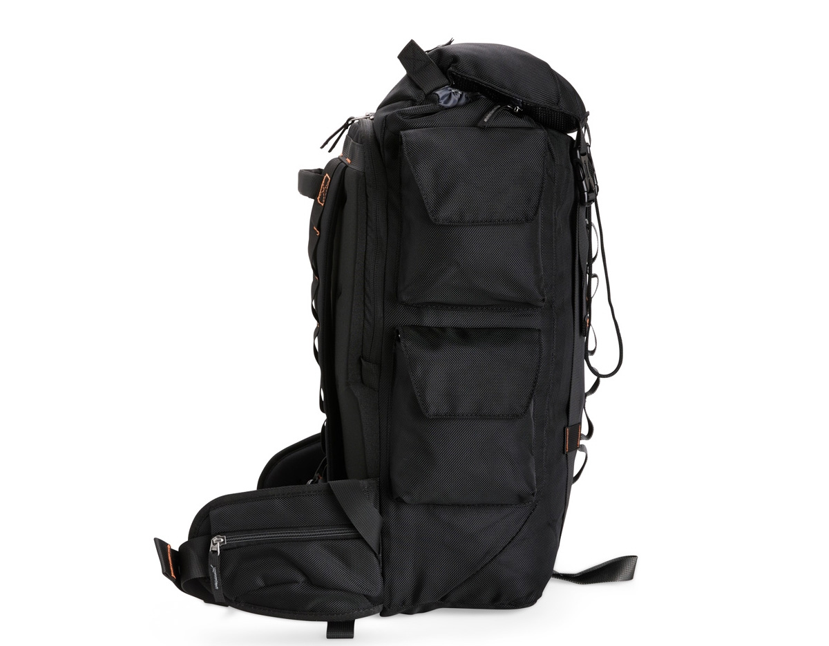 Mochila confeccionada em poliéster impermeável, fechamento por cordão e engate rápido plástico e capacidade máxima de 24 litros. Possui amplo espaço interno com divisória com fechamento em velcro e bolso em tela de nylon próximo à abertura. Apresenta três compartimentos externos: um com fechamento em zíper e dois em velcro nas laterais, além de um bolso lateral em tela de nylon. A parte traseira da mochila conta com outros três compartimentos em diferentes tamanhos, incluindo espaço para notebooks de até 15,6 polegadas.