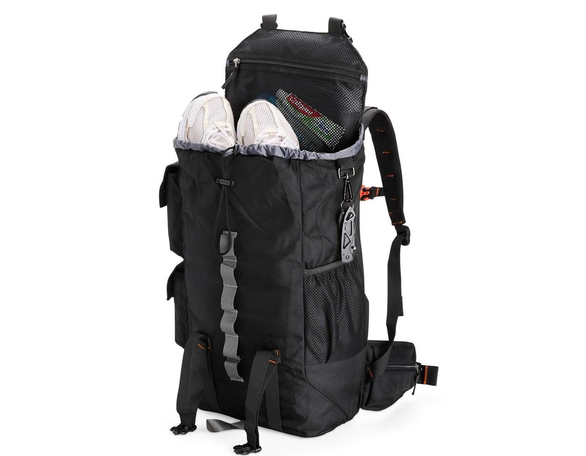Mochila confeccionada em poliéster impermeável, fechamento por cordão e engate rápido plástico e capacidade máxima de 24 litros. Possui amplo espaço interno com divisória com fechamento em velcro e bolso em tela de nylon próximo à abertura. Apresenta três compartimentos externos: um com fechamento em zíper e dois em velcro nas laterais, além de um bolso lateral em tela de nylon. A parte traseira da mochila conta com outros três compartimentos em diferentes tamanhos, incluindo espaço para notebooks de até 15,6 polegadas.