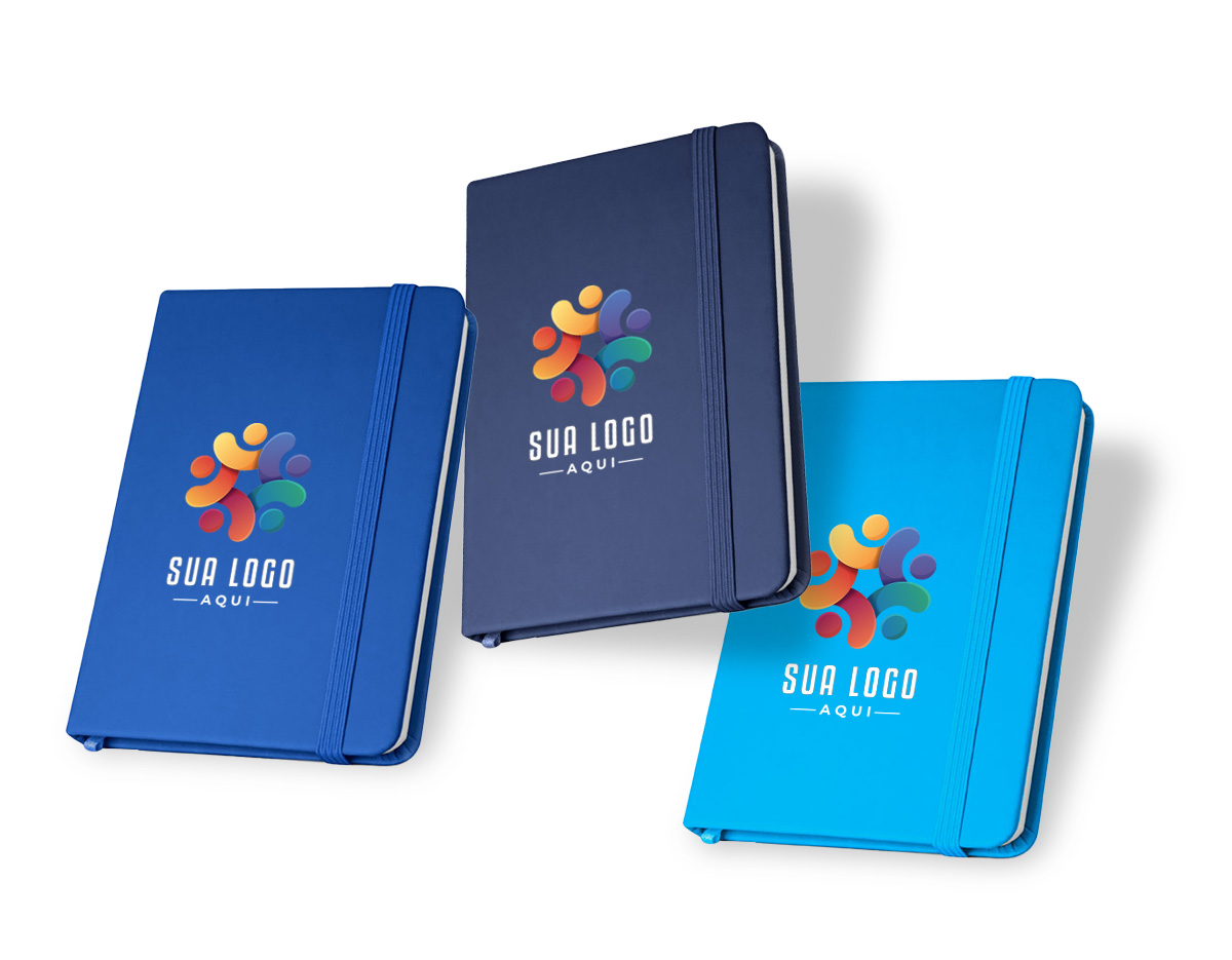 Caderno de bolso com capa dura em couro sintético, 160 páginas lisas, fita separadora e fecho com elástico. Compacto e elegante, é o brinde corporativo ideal para anotações rápidas com um toque de sofisticação.