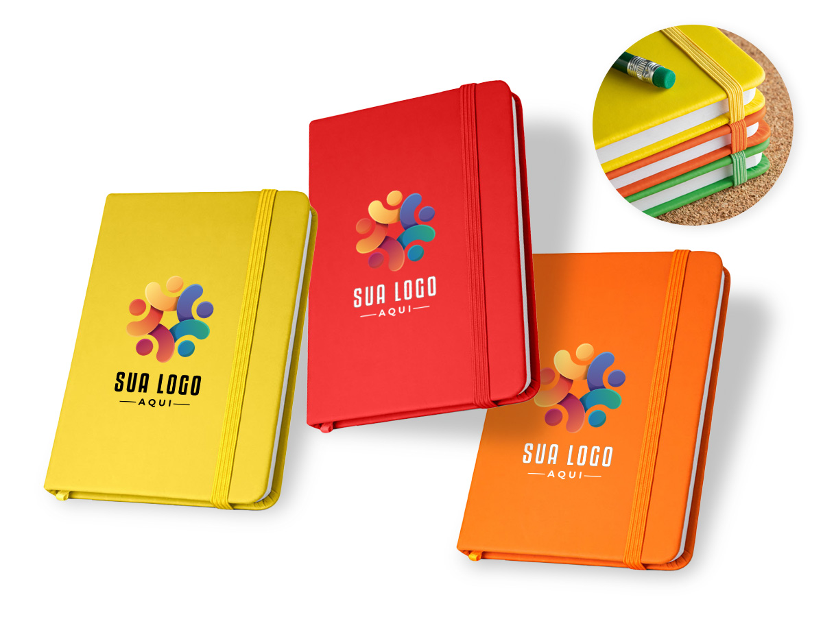 Caderno de bolso com capa dura em couro sintético, 160 páginas lisas, fita separadora e fecho com elástico. Compacto e elegante, é o brinde corporativo ideal para anotações rápidas com um toque de sofisticação.