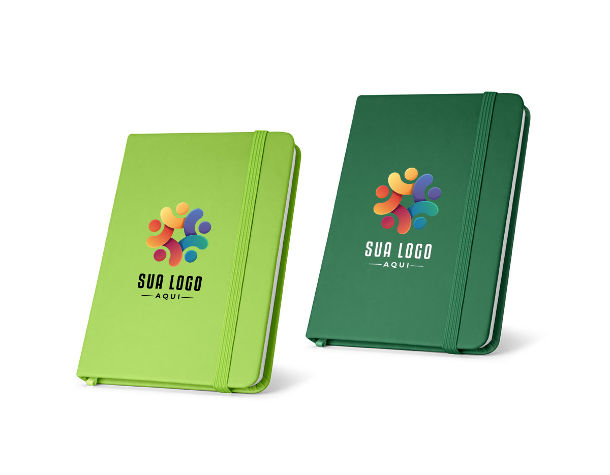 Caderno de bolso com capa dura em couro sintético, 160 páginas lisas, fita separadora e fecho com elástico. Compacto e elegante, é o brinde corporativo ideal para anotações rápidas com um toque de sofisticação.