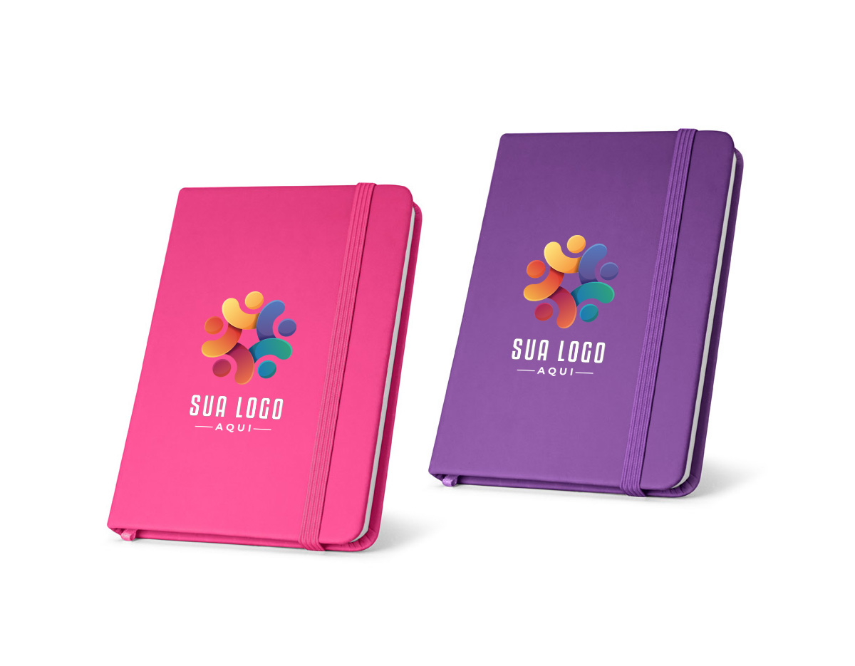 Caderno de bolso com capa dura em couro sintético, 160 páginas lisas, fita separadora e fecho com elástico. Compacto e elegante, é o brinde corporativo ideal para anotações rápidas com um toque de sofisticação.
