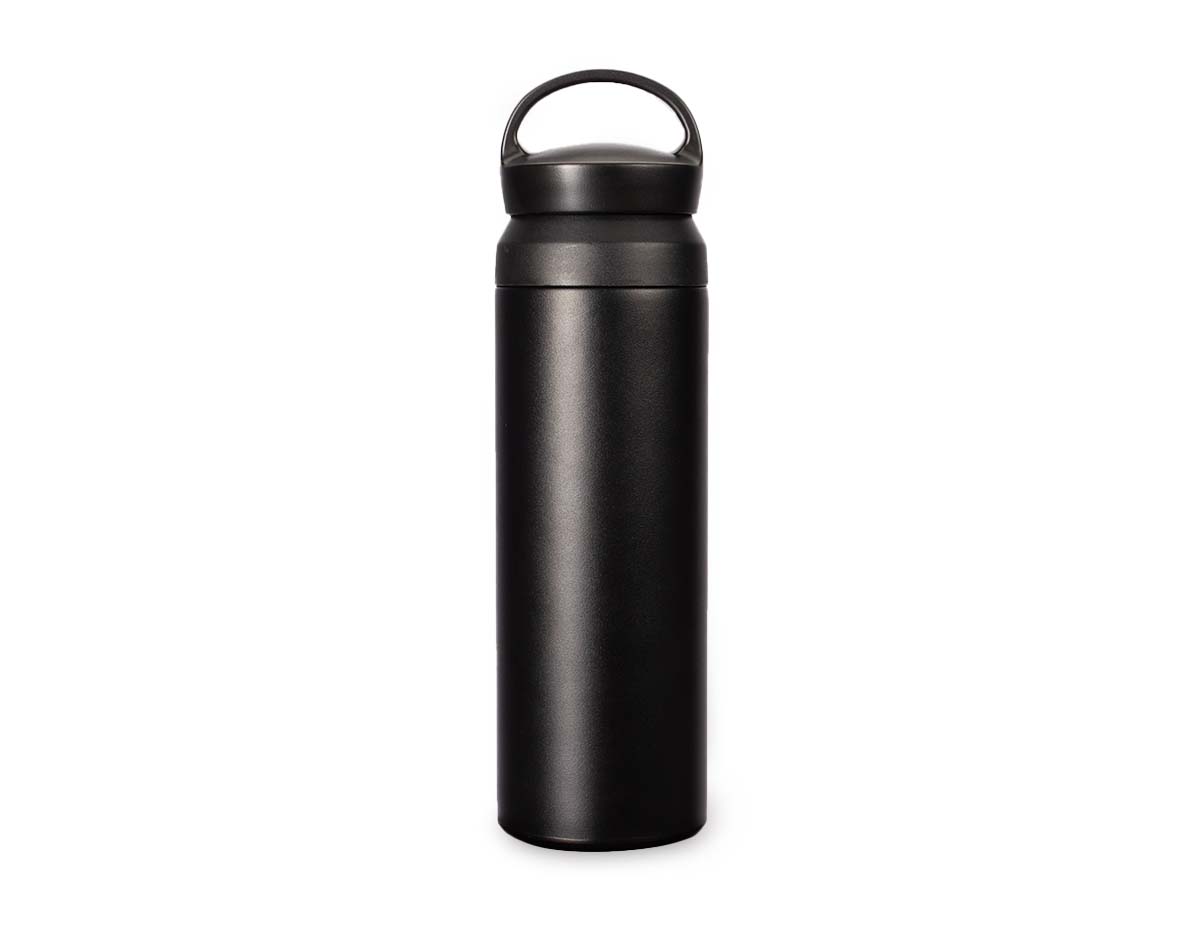 Garrafa térmica com capacidade de até 500ml. Conta com estrutura de parede dupla e isolamento a vácuo, o que permite a conservação da temperatura de bebidas por mais tempo. Possui tampa plástica rosqueável com alça para transporte e abertura em duas camadas.