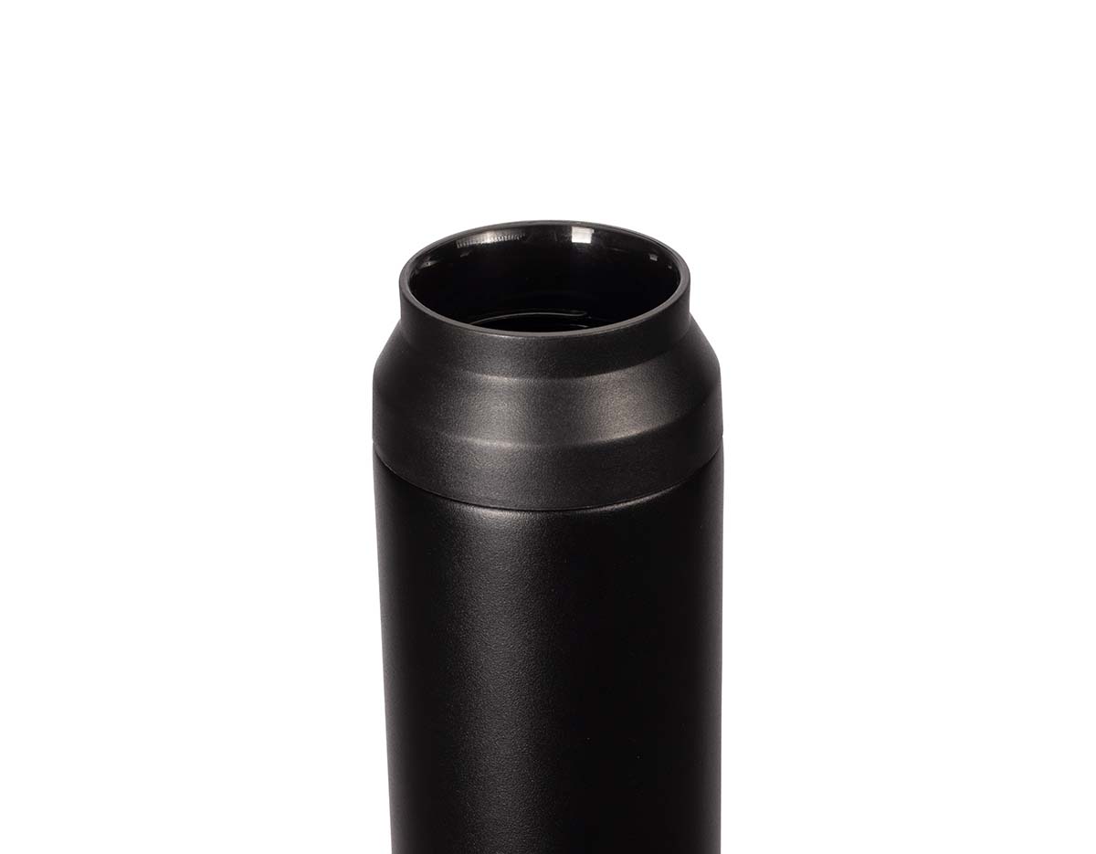 Garrafa térmica com capacidade de até 500ml. Conta com estrutura de parede dupla e isolamento a vácuo, o que permite a conservação da temperatura de bebidas por mais tempo. Possui tampa plástica rosqueável com alça para transporte e abertura em duas camadas.