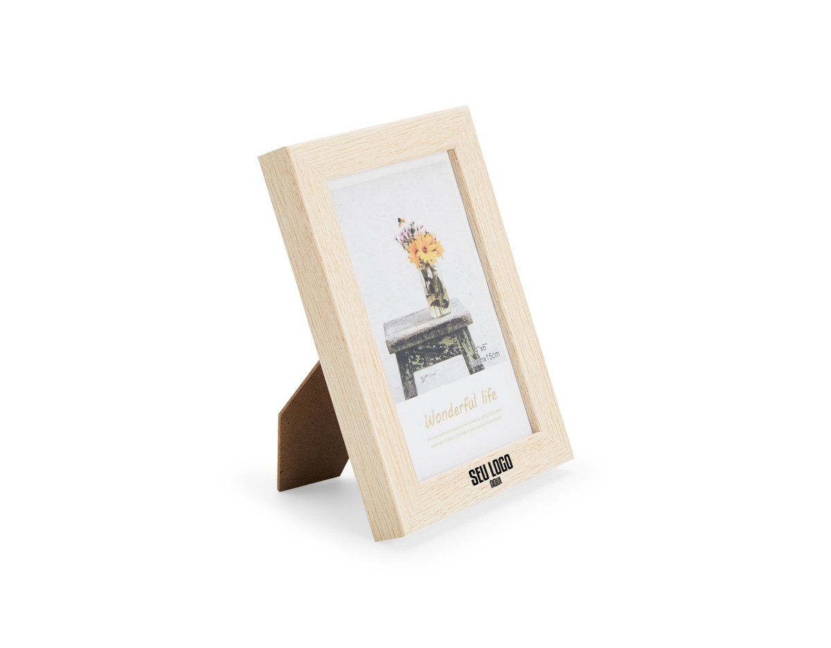 Porta-retratos para fotos 10x15cm, com moldura em PVC durável, visor em acetato transparente e fundo em MDF resistente. Possui travas metálicas para fixação e pode ser usado na vertical ou horizontal. Ideal como brinde decorativo para valorizar memórias com praticidade e estilo.