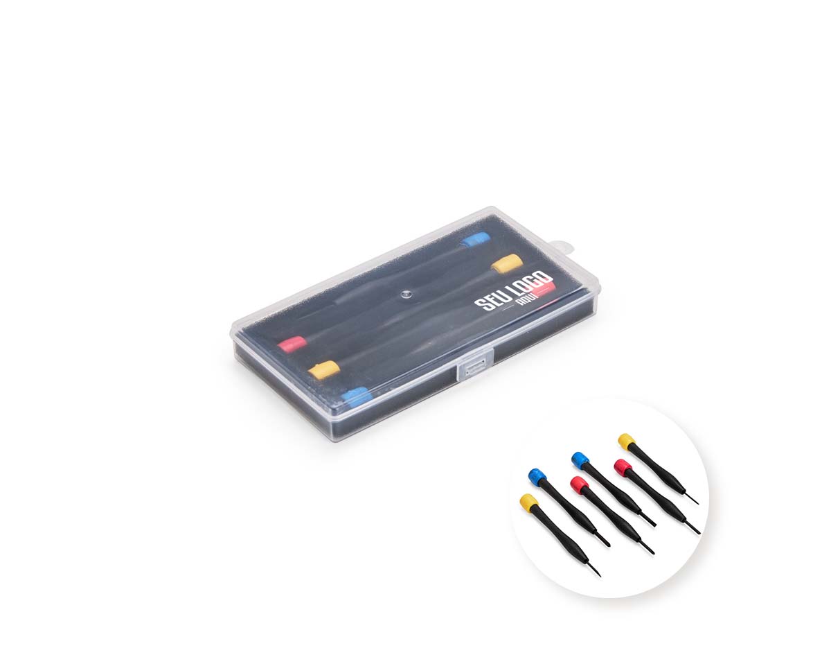 Kit de ferramentas com 6 chaves: 4 de fenda e 2 Phillips, com pontas metálicas em tamanhos variados e cabos plásticos resistentes. Acompanha estojo plástico com espuma removível para organização e proteção. Prático e funcional, é um brinde útil para uso doméstico ou no trabalho.