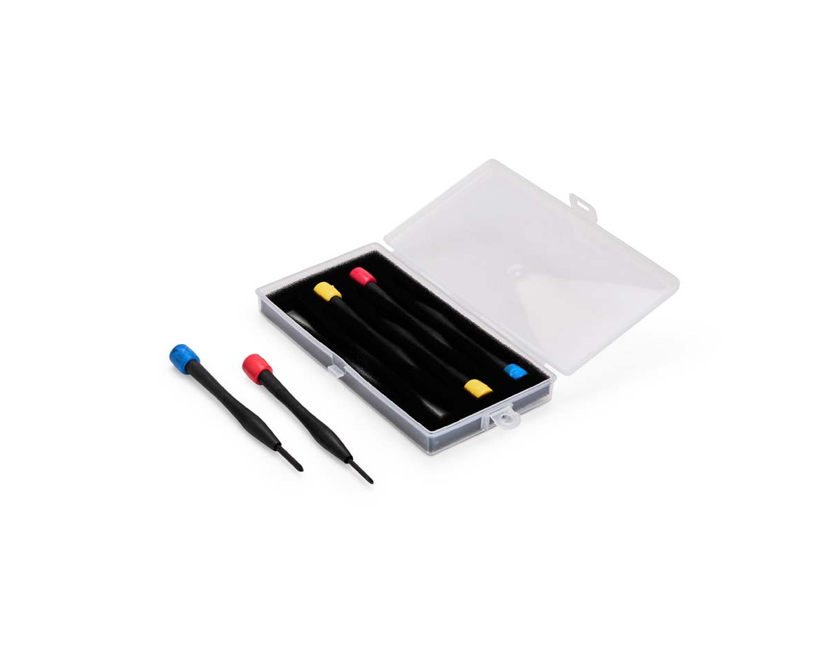 Kit de ferramentas com 6 chaves: 4 de fenda e 2 Phillips, com pontas metálicas em tamanhos variados e cabos plásticos resistentes. Acompanha estojo plástico com espuma removível para organização e proteção. Prático e funcional, é um brinde útil para uso doméstico ou no trabalho.